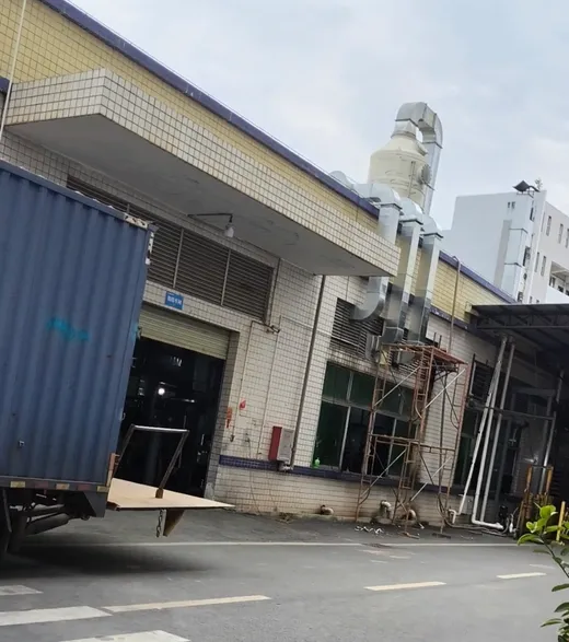 Loading dock with export crates